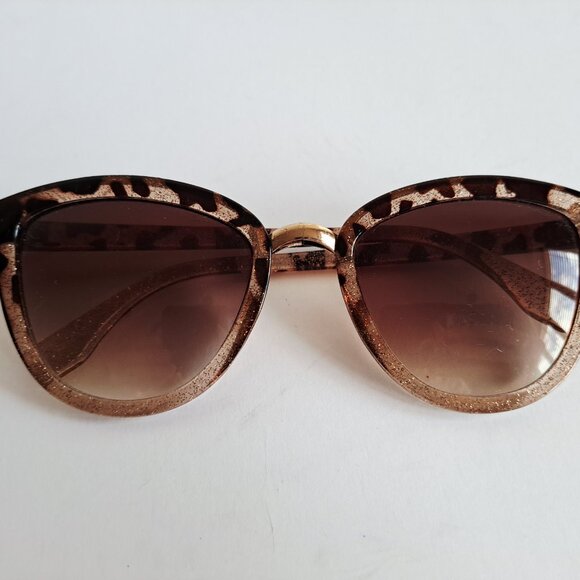 Lot of 10 Assorted Women Fashion Sunglasses main image 6
